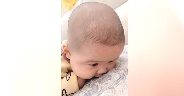 宝宝几个月会自己从床上下来 7888acd74c074ed4838b02241e9c5a0e.jpeg