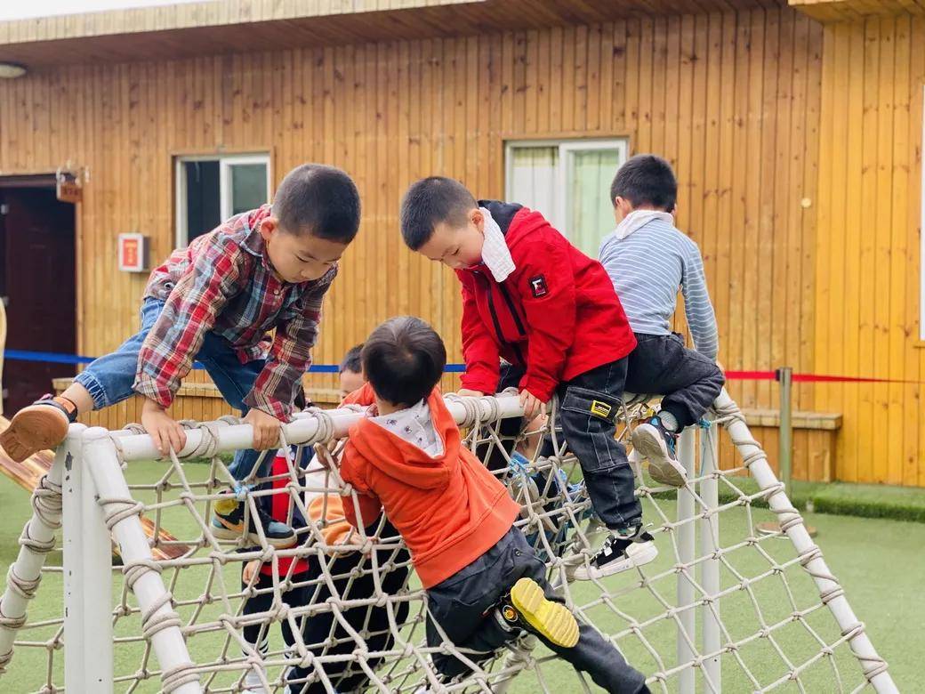嗨翻绿茵场:四川天府新区华阳幼儿园南区晨间大运动
