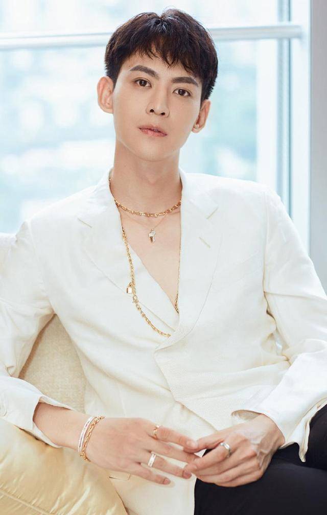 唐晓天立即否认恋情,为不文明举止道歉,称女方只是工作人员!