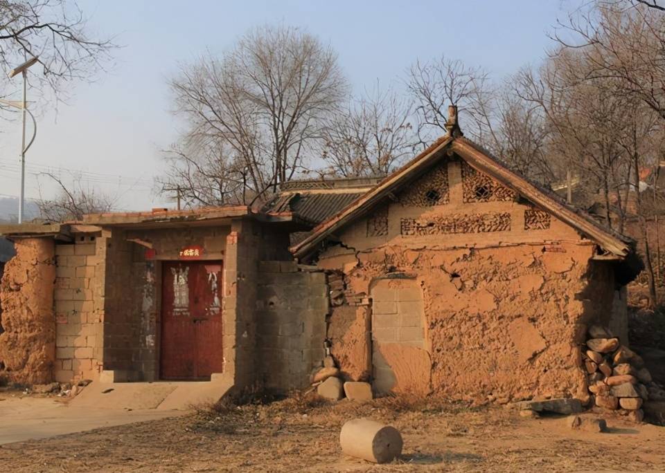 乞丐将石头高高举起男子破屋而入还不将石头放下么