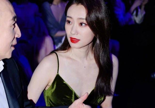 张小斐只因肩带下滑,就被知名导演公开批评:别靠暴露吸睛_贾玲