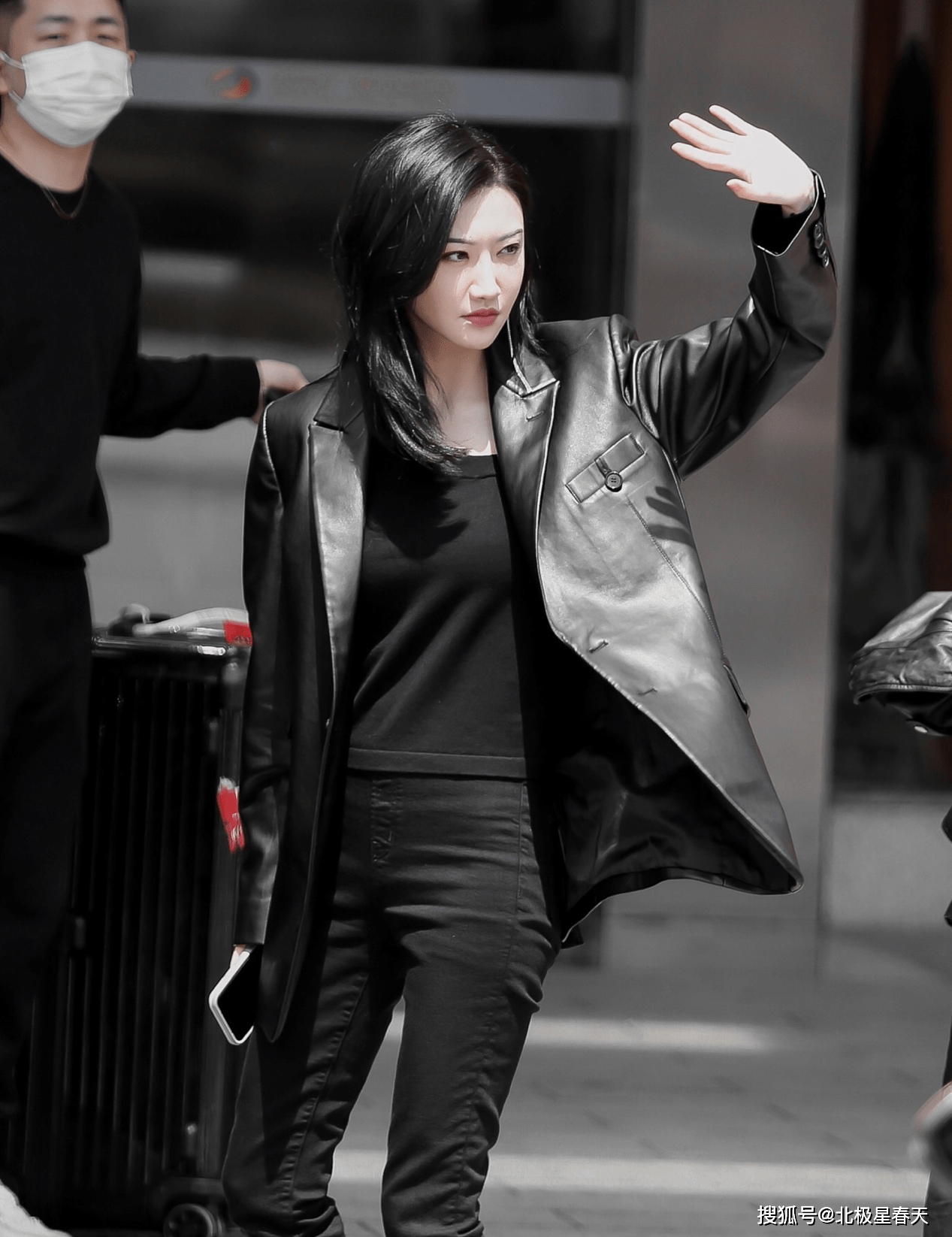 景甜换回现代装太拉风一身黑色内搭配皮衣走姿霸气眼神更犀利