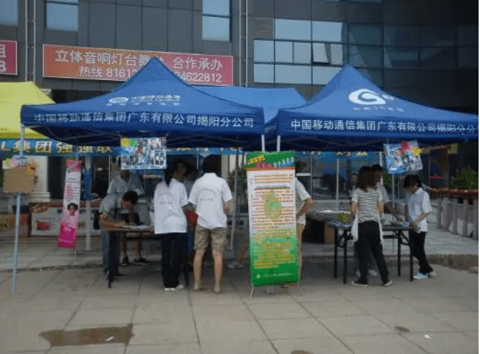 通常选择在固定的地点摆放宣传牌以及小物品和宣传传单