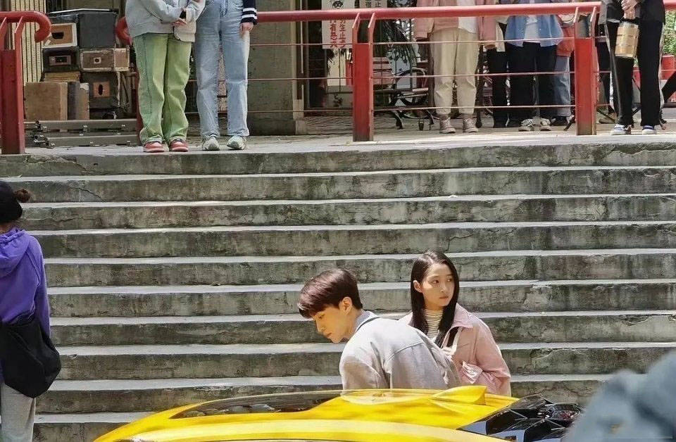 关晓彤和范丞丞接吻难道她和鹿晗分手吗哦原来事情是这样的啊