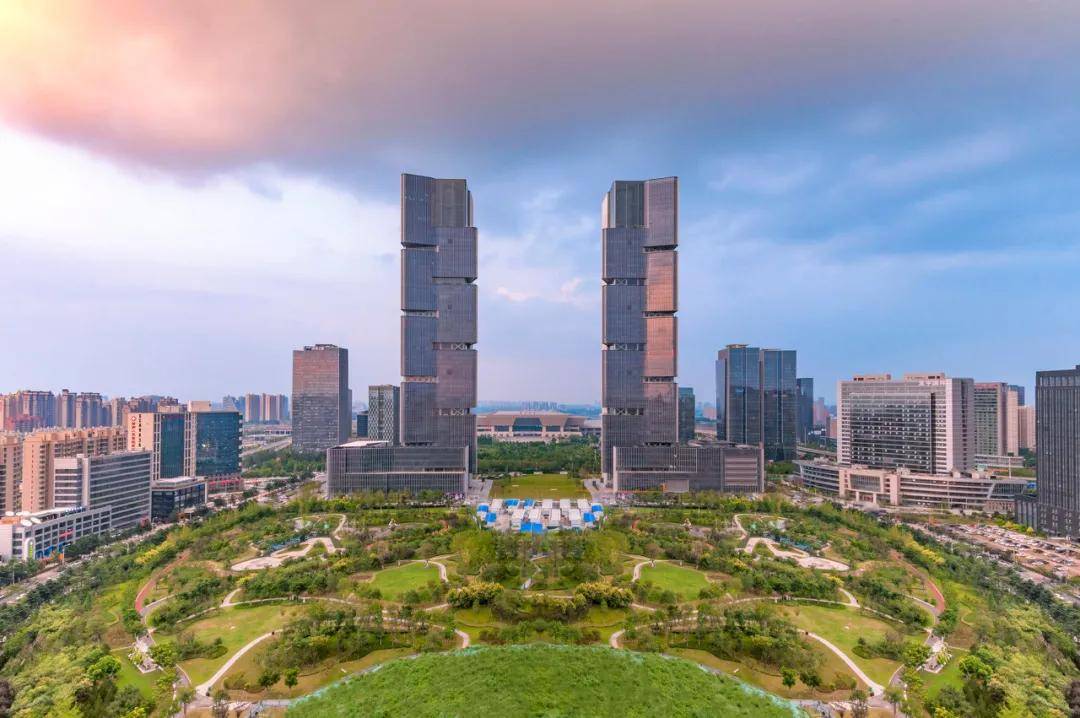 郑州绿地中心双子塔大楼,远处是郑州高铁东站.图源:图虫创意