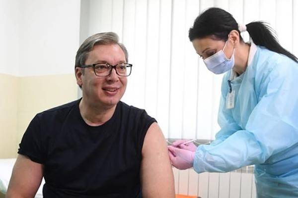 武契奇接种中国疫苗，直言领先美国疫苗：之后我可能会变得更聪明 