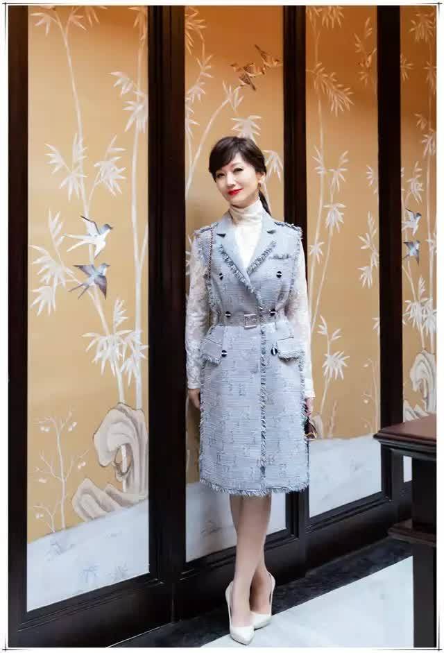 赵雅芝扮嫩功力深厚,牛仔裙配驴蹄鞋不算啥,t恤系蝴蝶结才少女