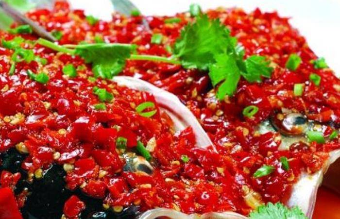 这样做的剁椒鱼头太好吃鲜辣味美肉嫩营养不错的家常菜