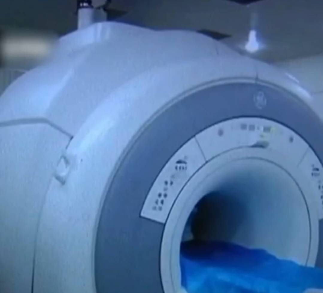 河南周口某医院一患者做完核磁共振被遗忘原来是实习生在玩手机