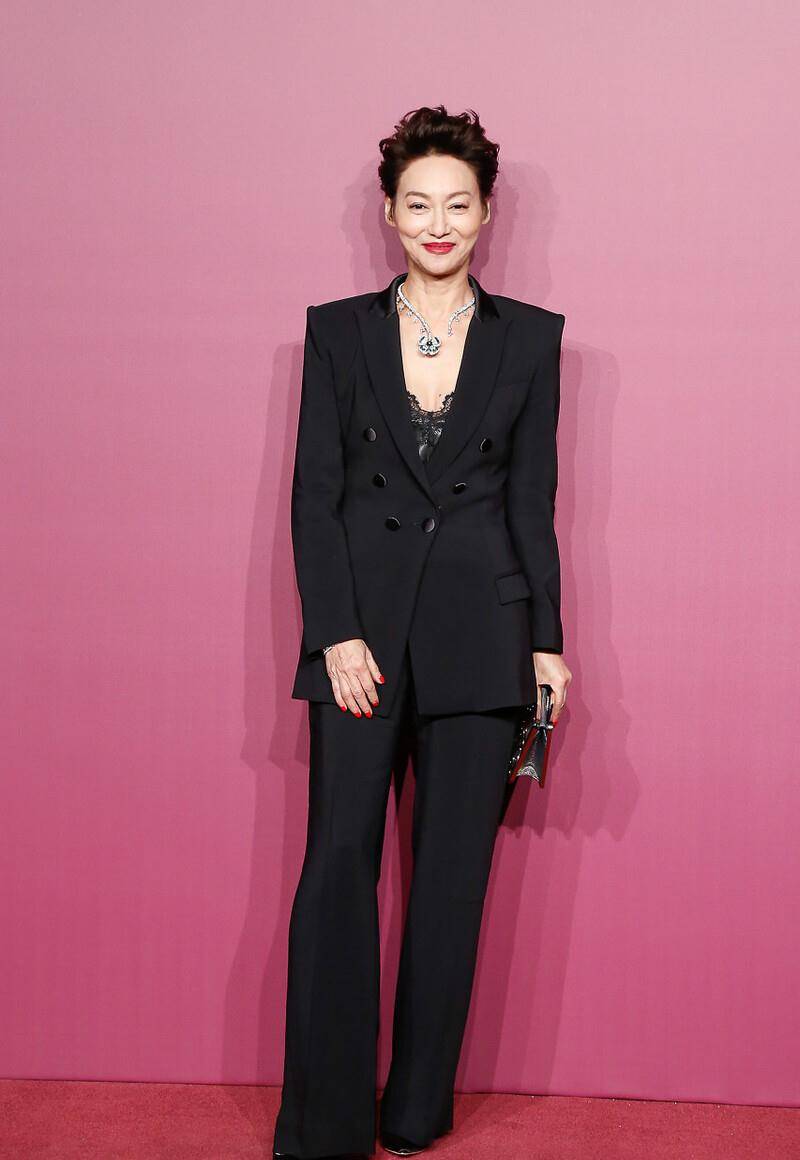 惠英红一把年纪很会穿,蕾丝内搭配黑色西服,年过六十风采依旧