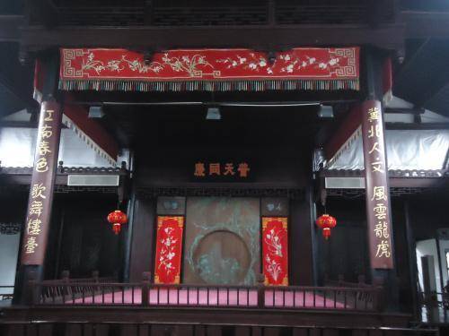 4副趣味盎然的戏台对联,蕴含哲理,千百年后依然有价值_戏曲