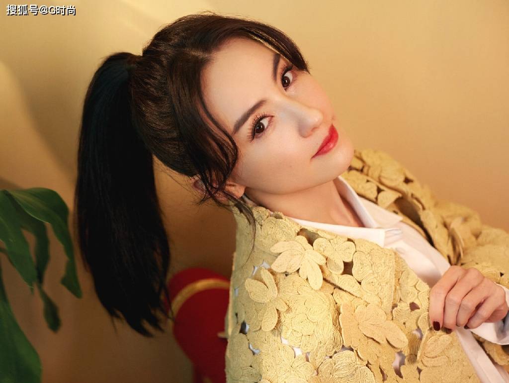 张柏芝身穿valentino嫩黄色镂空印花外套