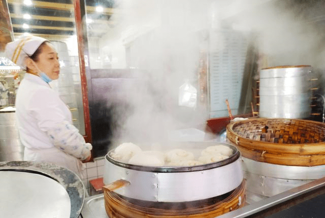 去坡子街觅食，适合游客去打卡，品尝长沙小吃！