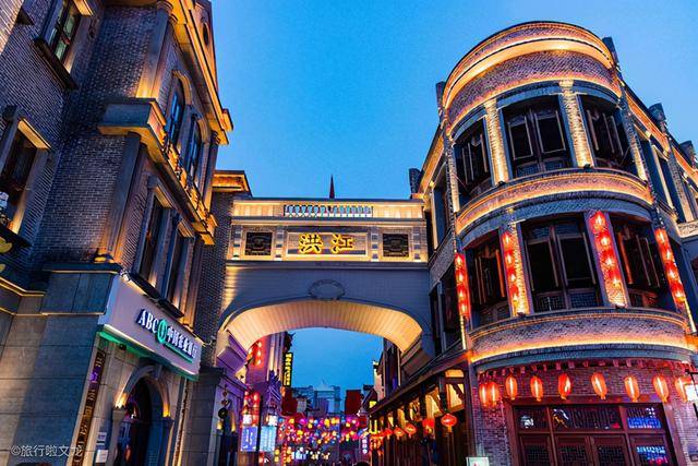 湖南洪江古商城被称作“中华商业故宫”，晚上靠灯光秀鲜活了起来