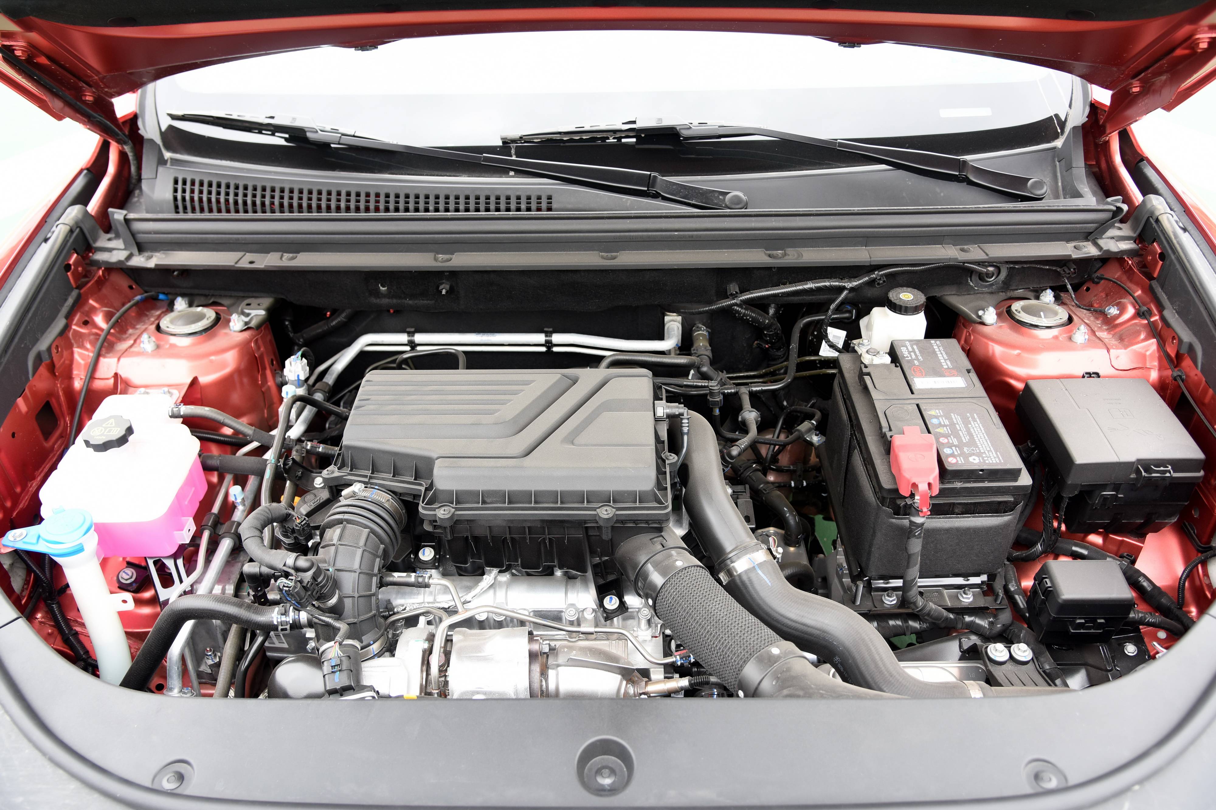 5t发动机,最大功率185马力,与之匹配的是7速湿式双离合变速箱,和宋