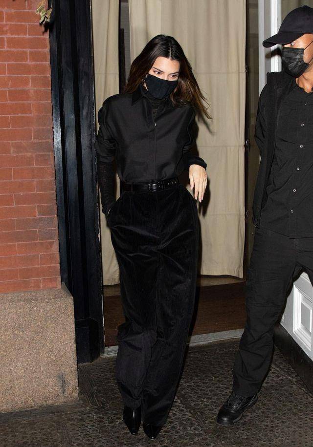 肯达尔詹娜穿一身黑色look展现洒脱干练气质又酷又飒太拉风