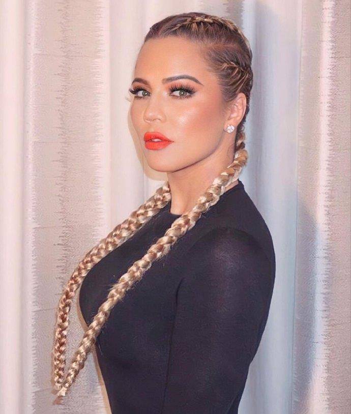 科勒卡戴珊穿黑色皮衣秀大长腿腰细腿长很有超模范