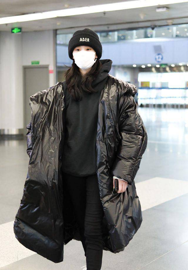 奚梦瑶穿黑色运动衣搭黑色羽绒服时尚高挑又可爱这才是超模啊