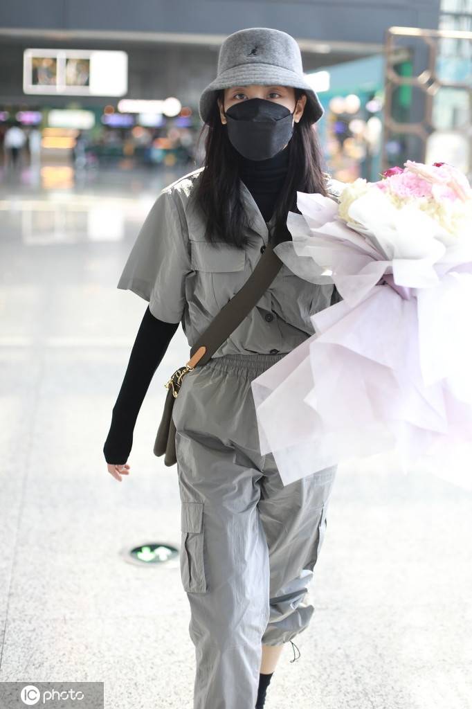 王霏霏获赠花束人气旺 穿工装酷飒姐姐