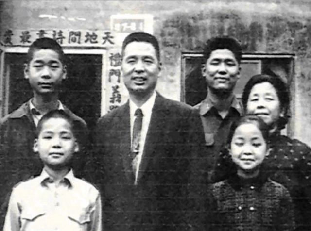 邓枢:毕业于黄埔军校,退役后开粮油店,因女儿邓丽君被人熟知!