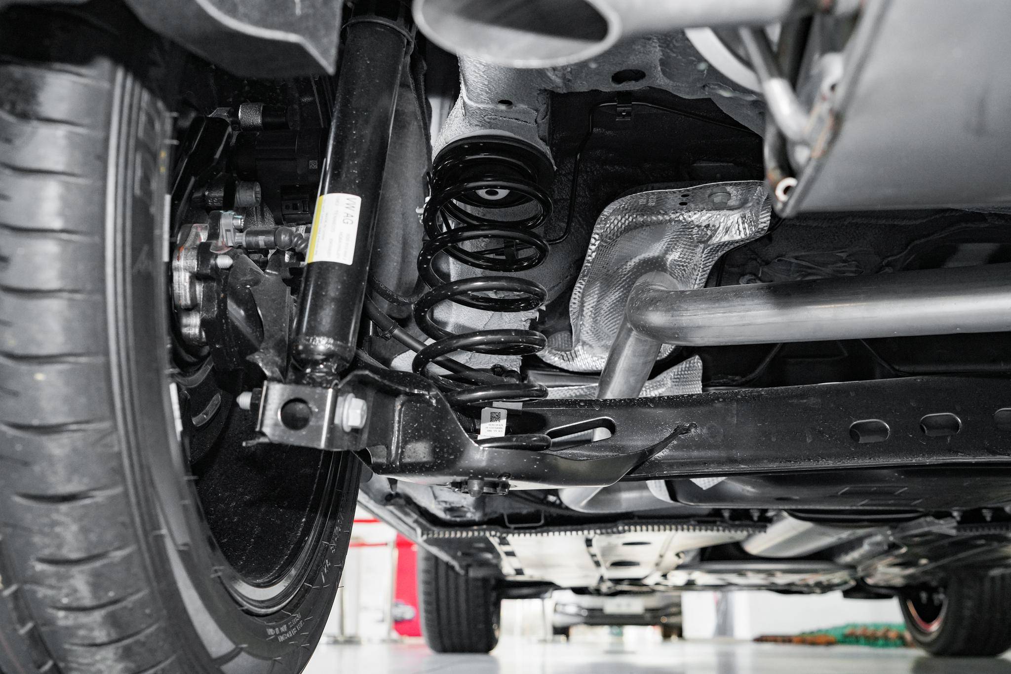 14万多买合资suv中高配,轴距近2米7,配自动泊车,油耗不到6l_柯珞克