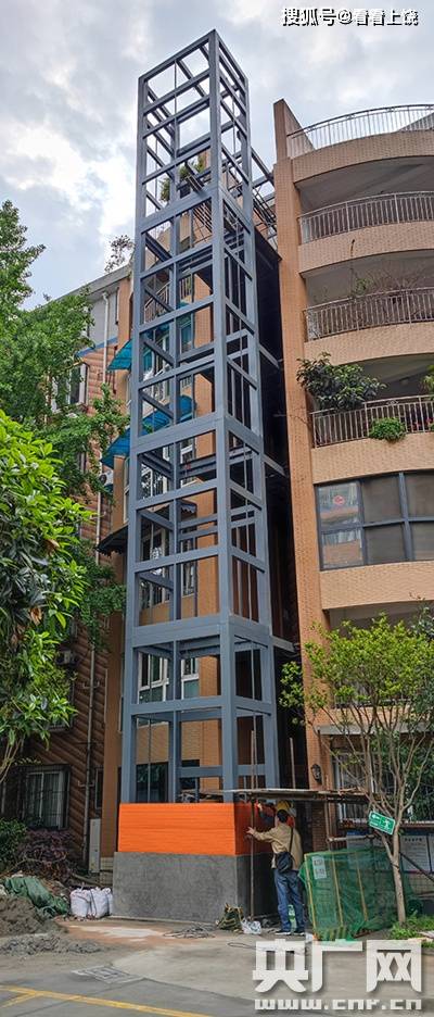 电梯钢架结构基本已经完工(记者 刘涛摄)