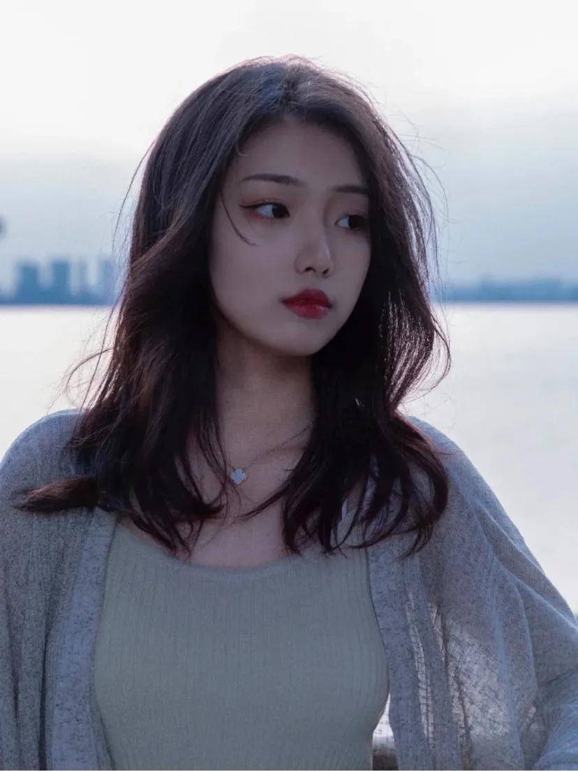 还是接着说李安琪.校花嘛,我们当然要先看长相(毕竟是美少女挖掘机!