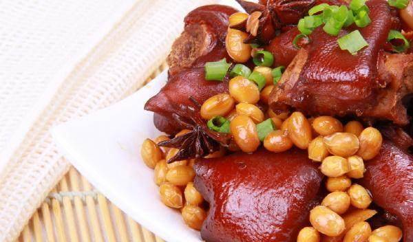 猪脚怎么煮汤好吃又营养 46e1e5e5b2944831bf4505724f3f64ee.jpeg