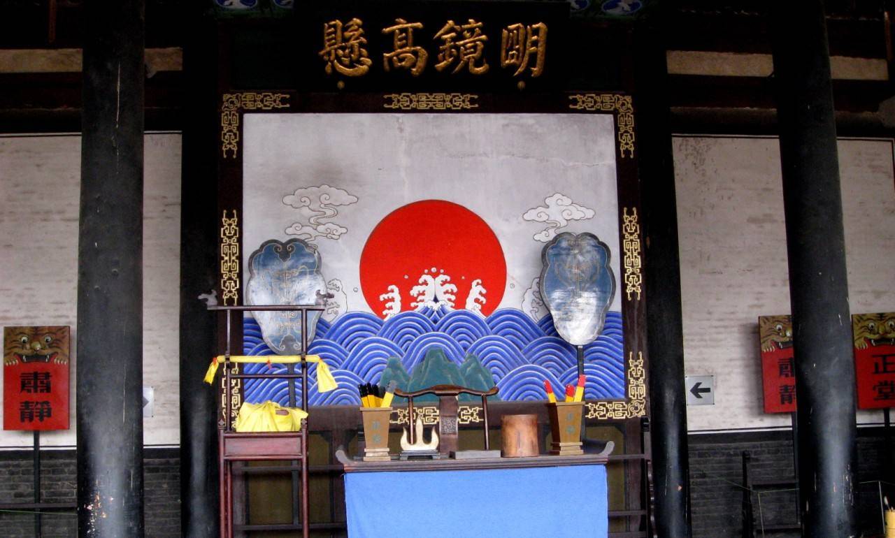 然后又像鸭子一样摇摇摆摆,一会又像水中鱼首尾相接,看见县太爷,赶忙