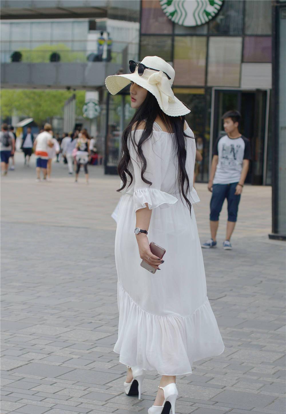 白色连衣长裙搭配鱼嘴细跟凉鞋精致姑娘穿出气质