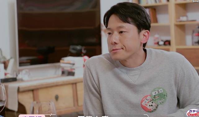 李元韬的家简陋,沙发破旧连衣帽间都没有,白冰:以为是华丽的家_生活