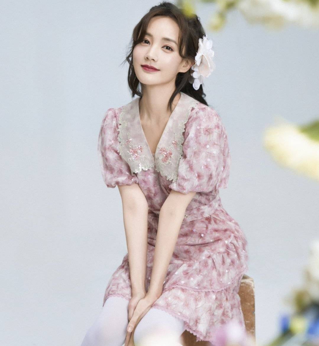 李一桐春意碎花裙大片