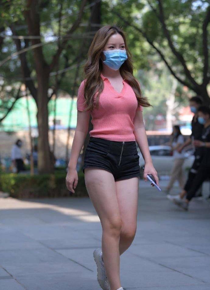 粉色针织衫搭配黑色短裤,美女露出修长的美腿,少女感扑面而来