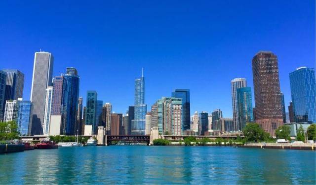 芝加哥，世界著名的金融中心之一，被誉为“摩天大楼的故乡”！