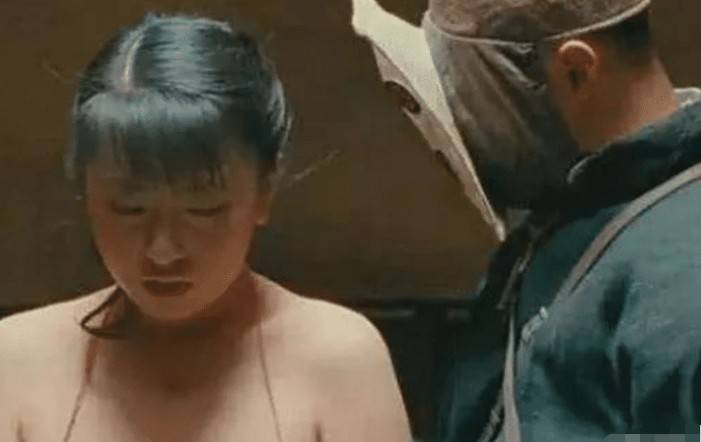 让子弹飞电影中那个肚兜被扯飞的演员现在怎么样了