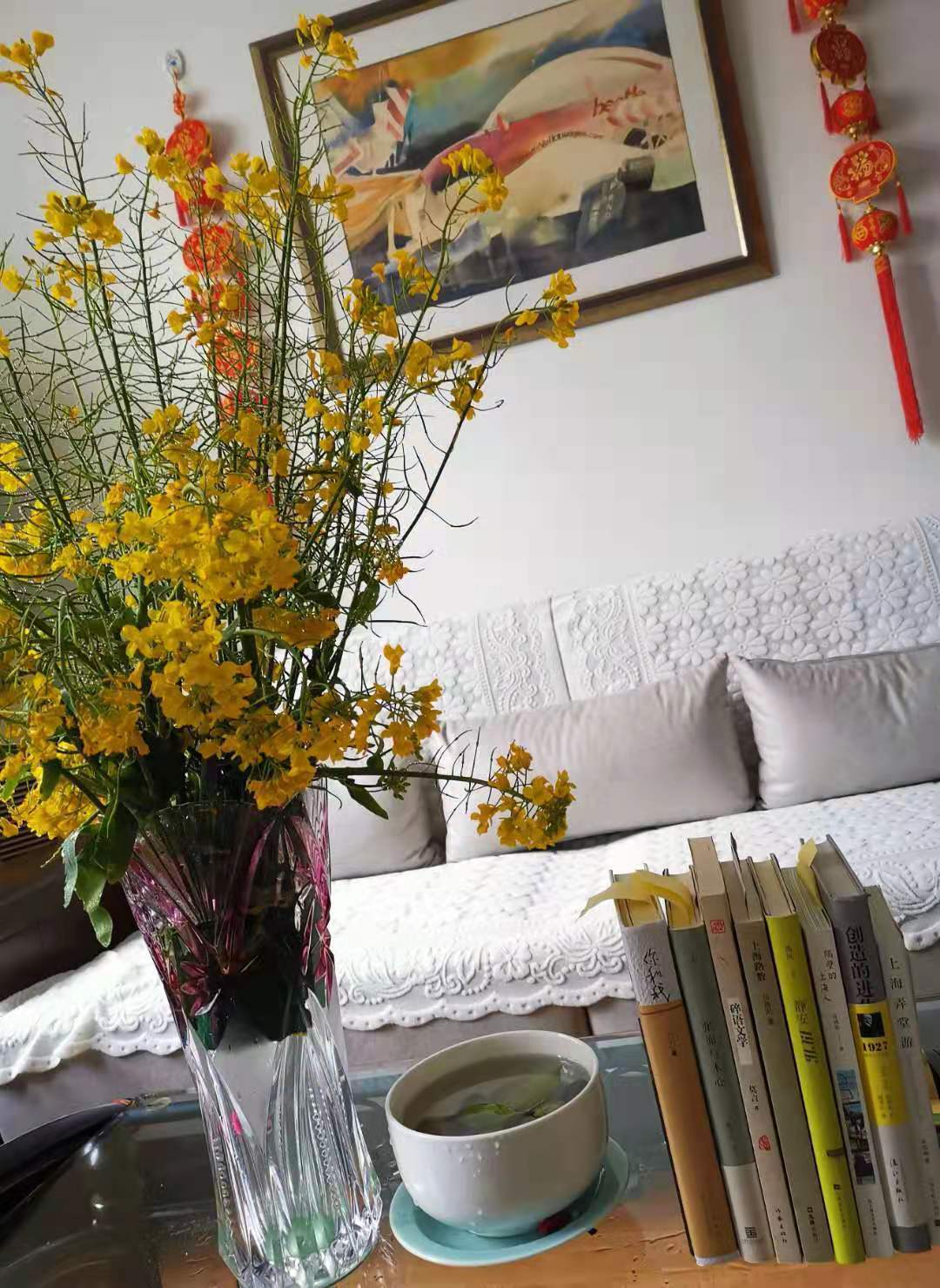 回到家,将一束满满的油菜花插入花瓶时,就已丢失了三分之一的花瓣,但
