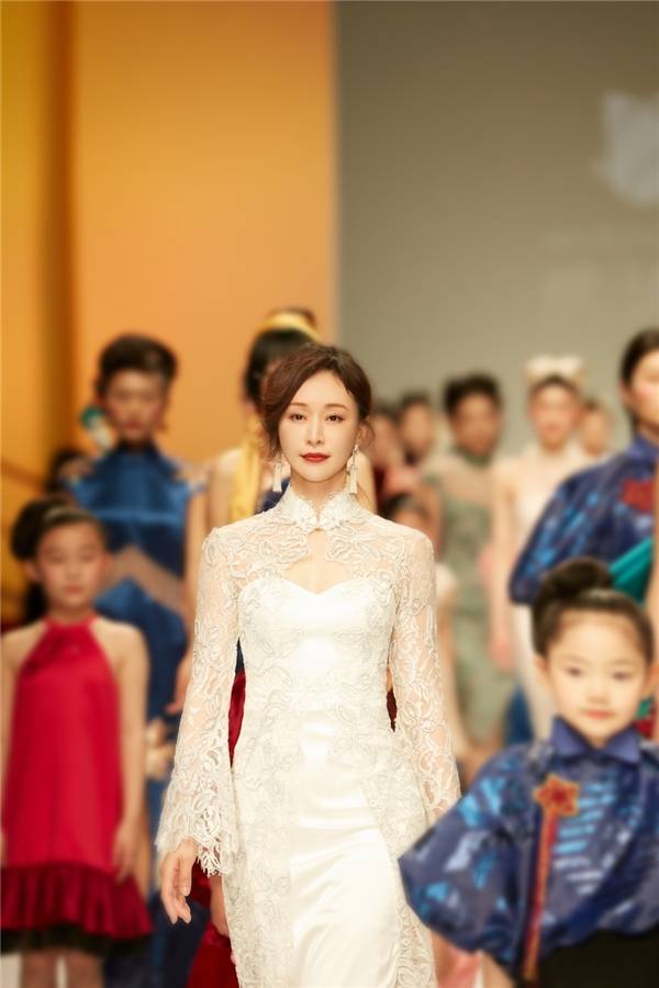 杨雨婷初次亮相时装走秀 婀娜姿态极致展示“她力量”