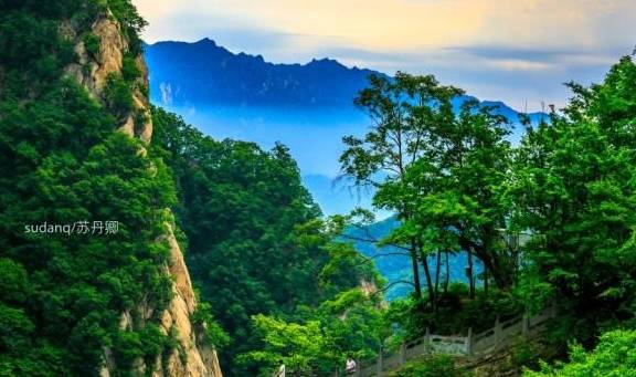 “中原极顶”，中国最美的地方之一，引女游客攀爬劈叉留影