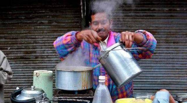 印度街头的人气小吃，当地人吃得津津有味，网友：看着就倒胃口！