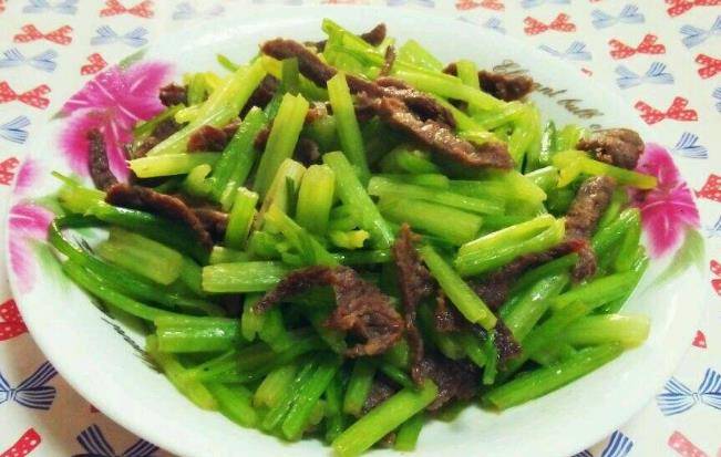 怎么炒芹菜牛肉好吃又嫩 5c52c98eb12e41ada6edbc085b2ccfbf.jpeg