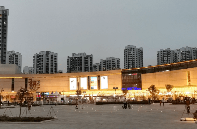 新华城市广场老三街夜市位于新华城市广场.