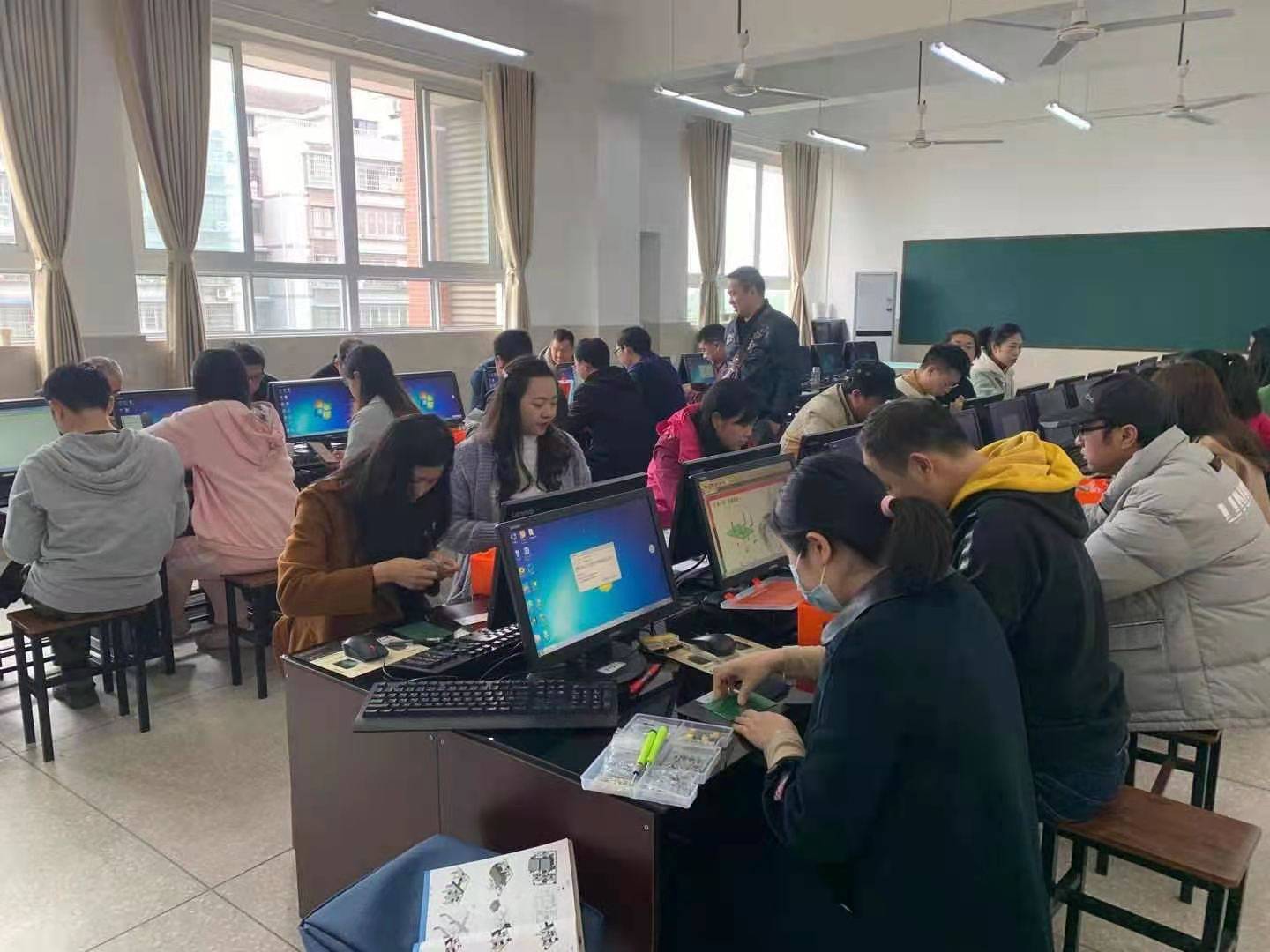 隆昌市第二期小盖茨机器人项目培训会顺利举行