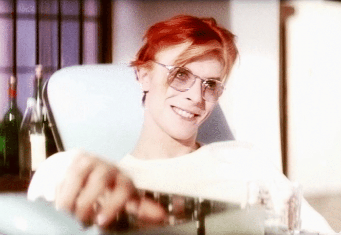 14岁被戳伤左眼,意外形成绝色异瞳!入狱照太帅直接被当专辑封面