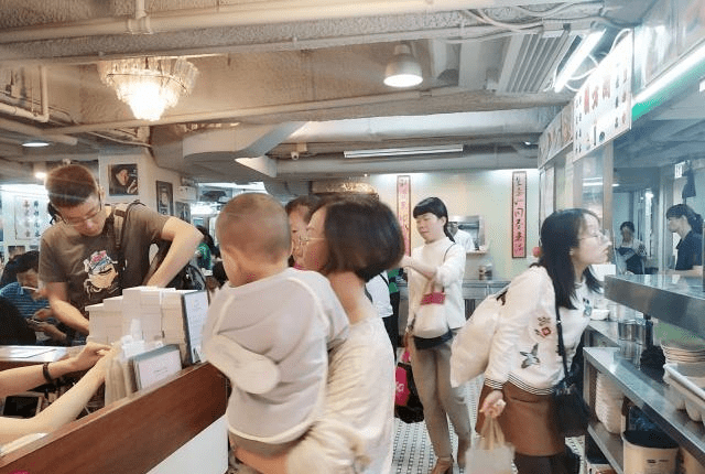 香港最“危险”的地方——重庆大厦，内地游客：为了吃也要去冒险