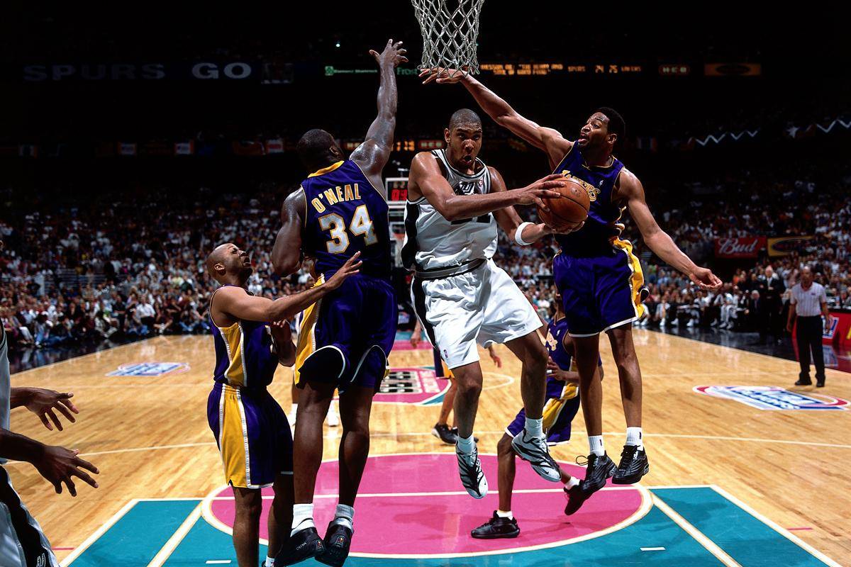 01年西决邓肯场均23 12,奥尼尔场均27 13,科比呢?