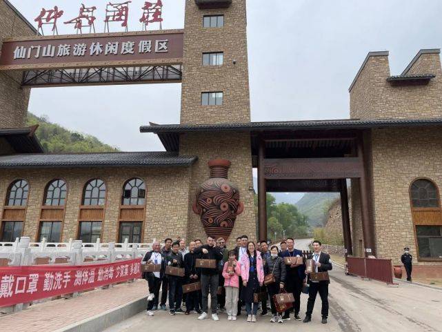 深度交流共话合作彩陶坊地利洞藏意向客户走进仰韶酒厂