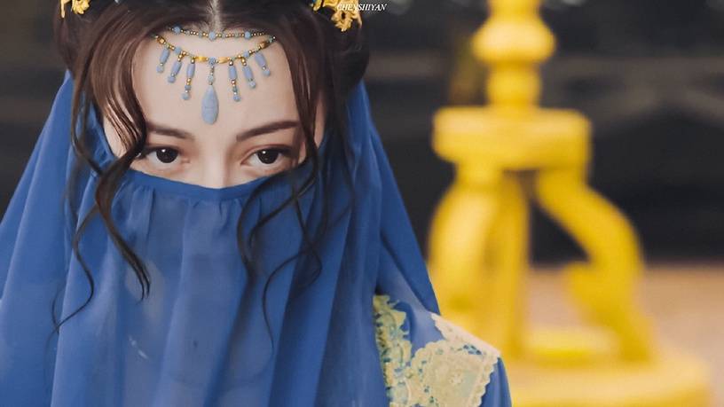 图片来源:微博迪丽热巴在《长歌行》大多都穿着男装,好不容易换上女装