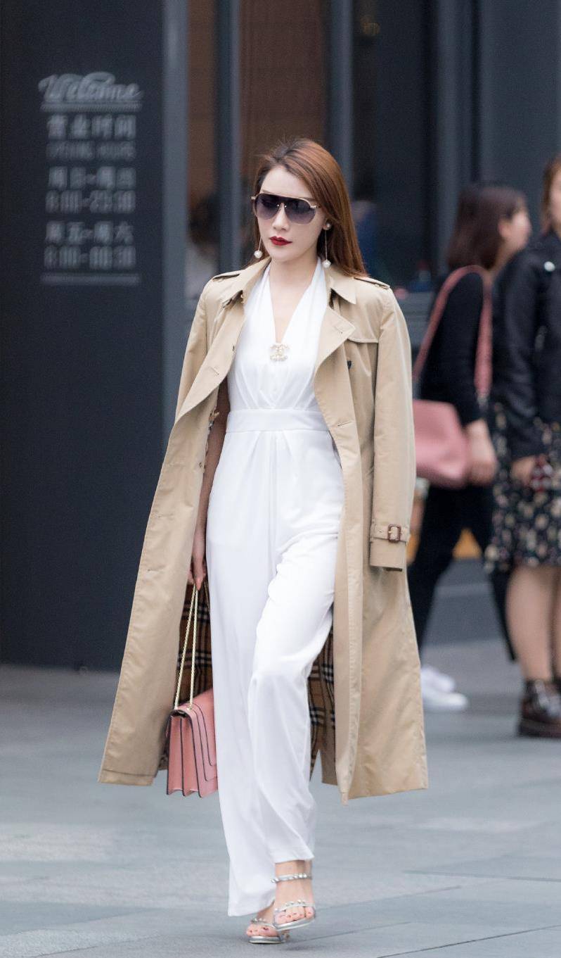 职业女性穿衣要有正式感,这几款日常通勤装,让你生活工作两不误