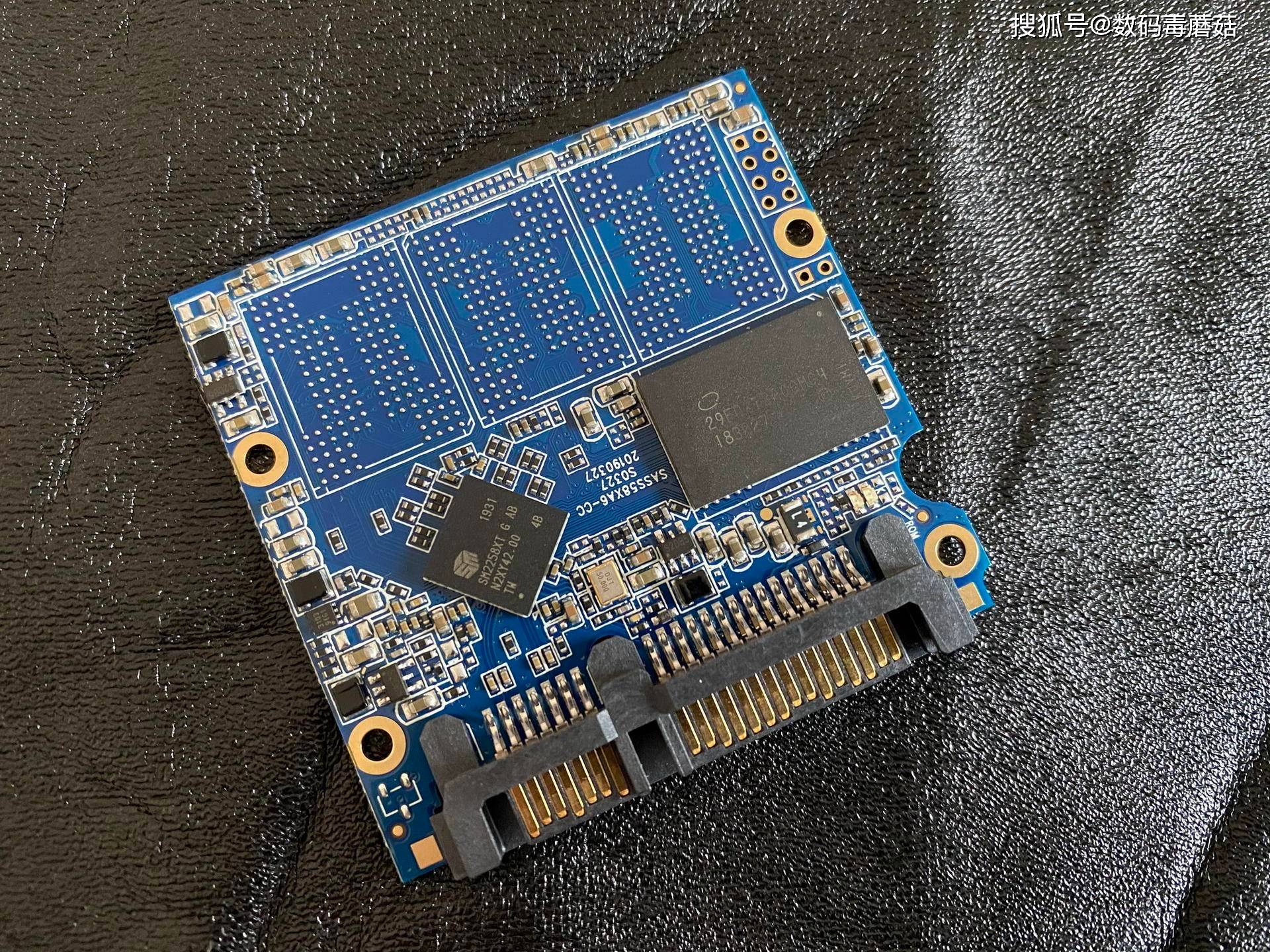盘体正面。主控慧荣sm2258xt，搭载一颗intel 29f02t2aocmg4，这个颗粒是256