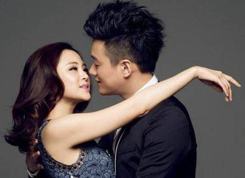 他与自己的女老师结婚 八年生下三个孩子 如今39岁的他年轻依旧 关悦